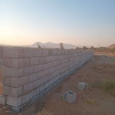 یک زمین چهار دیوارکشی شده