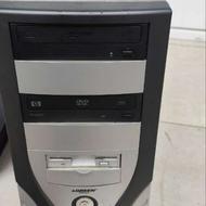 یک کامپیوتر دو مانیتور و لوازم قطعات