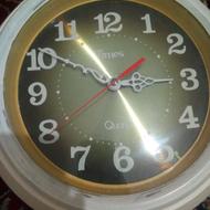 ساعت دیواری قدیمی