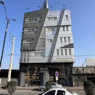 فروشنده مرد لوازم الکتریکی و روشنایی و صنعتی