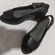 2عدد کفش کاملا نو سایز 38