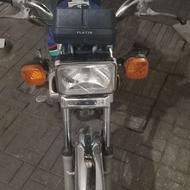 یه موتور هندا آبی به فروش می‌رسد