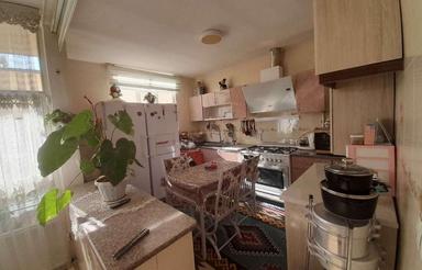 دوطبقه نزدیک خیابون؛ توضیحش توی عنوان جا نمیشه