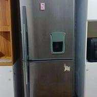 یخچال نیم فریزر.