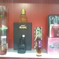 دونفر فروشنده خانوم مجرد