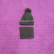 یک عدد کلاه و گلو بند