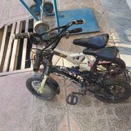 دوعدد دوچرخه نیاز به تعمیر