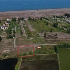 زمین ساحلی بر اول جاده اسفالت