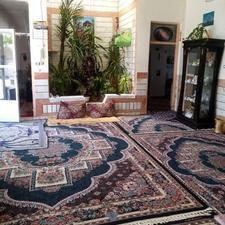 منزل با تمام امتیازات و زیر زمین مجزا وحیاط دلباز بفروش میرس