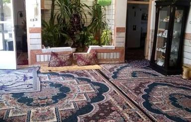 منزل با تمام امتیازات و زیر زمین مجزا وحیاط دلباز بفروش میرس