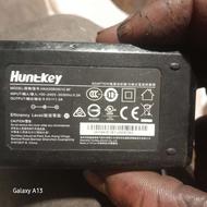 تعدادی آداپتور منبع تغزیه از ولتاژ 8 ولت تا 12 ولت آمپر همه