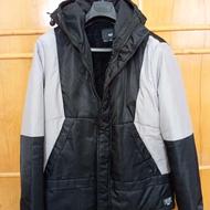 کاپشن بادگیر و پیراهن لی ضخیم و دورس