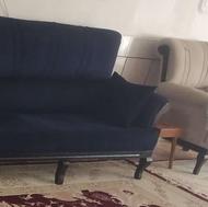 یه دست مبل هفت نفره بامیز عسلی به همراه یه پرده همرنگ مبل