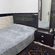 تخت دونفره و خوشخواب و میز آرایش و پاتختی