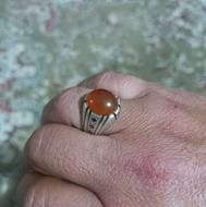 انگشتر یمنی خوشرنگ با رکاب مخراجکاری شده