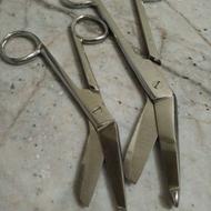 قیچی و پنس جراحی