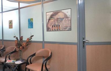 یک اطاق از واحد پزشکی روبه روی درب داروخانه با 25 سال سابقه