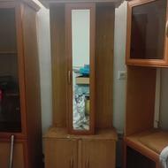 جاکفشی که بالابعنوان رختکن لباس وپشت اینه دوتاطبقه داره