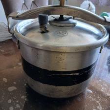 زود پز فقط یک شکستگی رو دسته اش داره