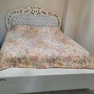 یک تخت جنس چوبی با میز آرایشی و اینه