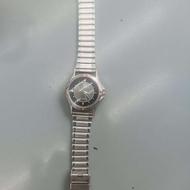 تعدادی ساعت و دستبند