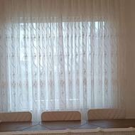 پرده ی حریر گلدار و کتیبه های چوبی