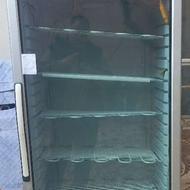 یک دستگاه یخچال فریزر ایستاده