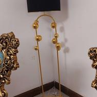 آباژور ایستاده