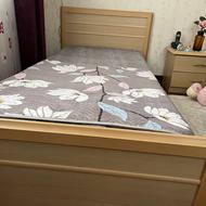 تخت تک نفره در حد نو بسیار تمیز با کنار تختی با قیمت مناسب