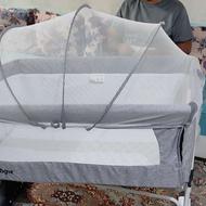 تخت کنار مادر