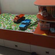 تخت و تشک و میز تحریر