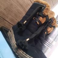 پوتین داخل خز سایز 31 به 32 هم میخوره قالبش خوبع