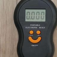 یک عدد ترازوی دیجیتال با 3عدد اچار