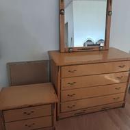 دراور 4 کشو به همراه آینه و پاتختی بسیار شیک و سالم