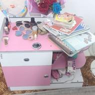 یک عدد تخت با تشک وکمدلباس ومیزبفروش میرسد