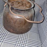 دیگ قدیمی دست کوب
