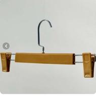 اویز شلوار دو گیره ای طرح چوب تعداد 50عدد هر عدد 15000تومان