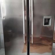 دوتا یخچال یکی دوقلو و دیگری بالا یخچال پایین فریزر