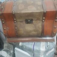 صندوقچه قدیمی از چوب وگرم