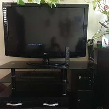 تلویزیون 42 اینچ ال سی دی lG با میز تلویزیون شیشه ای