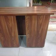 یک میز و یک جای لباسی سالم و سلامت