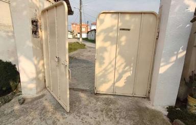 خانه تمیز قابل سکونت 2 خواب حیاط دار