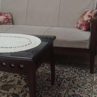 یک دست مبل 7نفره با روکش پارچه ای جداگانه ی زرشکی رنگ.