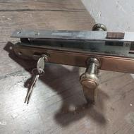 دستگیره درب همراه با قفل و کلید