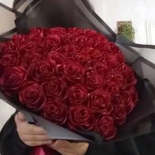 گل ربانی 42 شاخه زرشکی با کاغذ پیچی مشکی