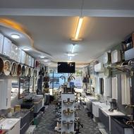 فروشنده خانم در کلینیک ساختمانی بسروم پلاس