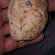 سنگ نارنجی وقهوه ایی مانند که درخشش داره