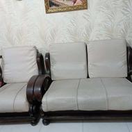 مبل راحتی در حد نو و بوفه چوبی