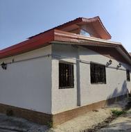 کارگر ساده یه کمک دست برای انجام کار ساختمانی .