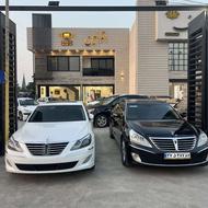 کارگر در نمایشگاه اتومبیل